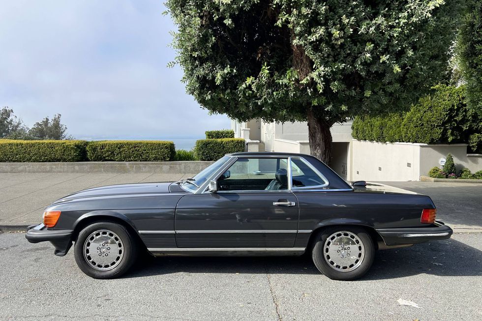 Mercedes-Benz 560SL, Baujahr 1987, Seitenansicht, Hardtop montiert