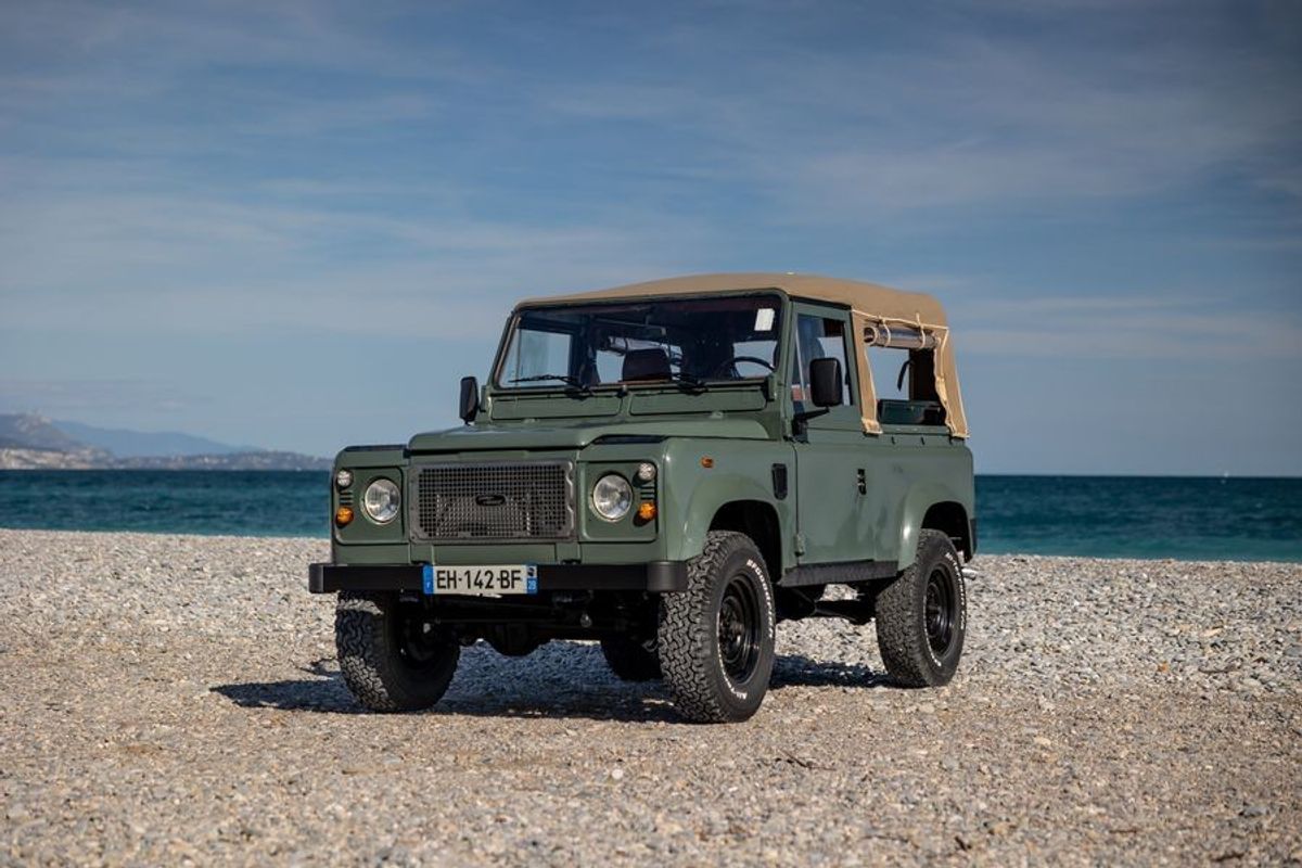 Video of the Week :: Restoration of a Land Rover Defender 90 - Expedition  Portal