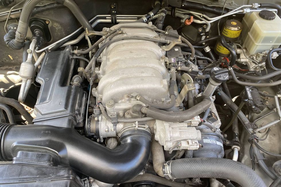 1999 Toyota Land Cruiser engine bay