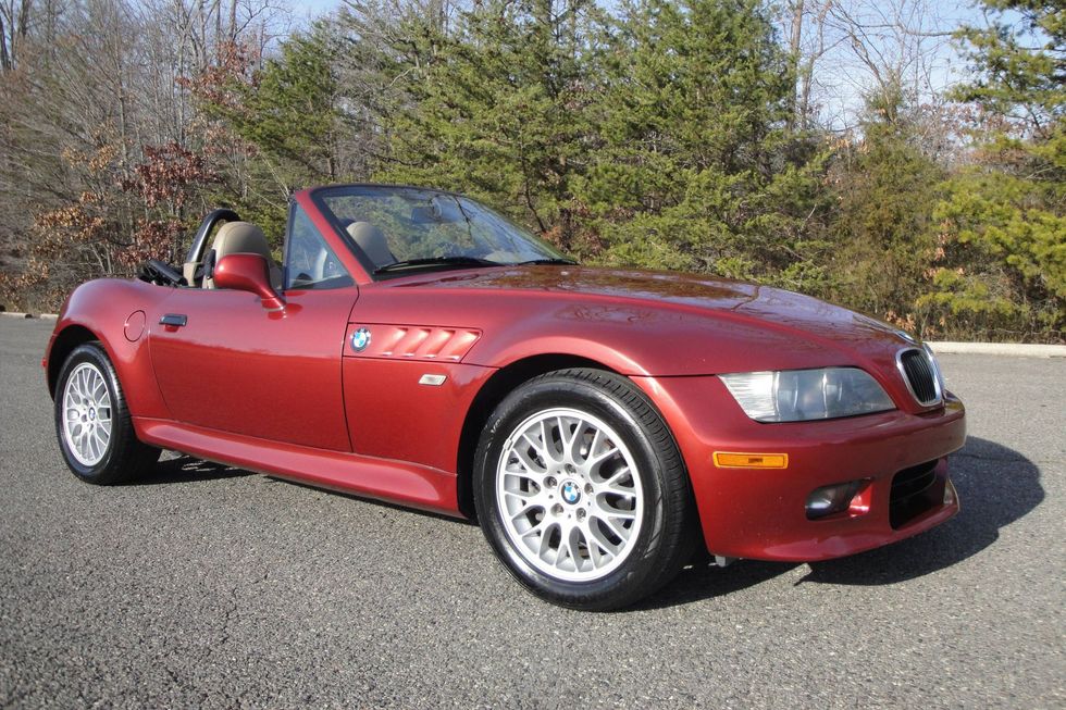 2001 BMW Z3 2.5i Roadster, vorderes Viertel, Verdeck nach unten