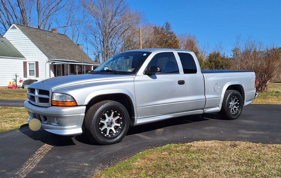 2003 Dodge Dakota R/T Club Cab pickup, front quarter