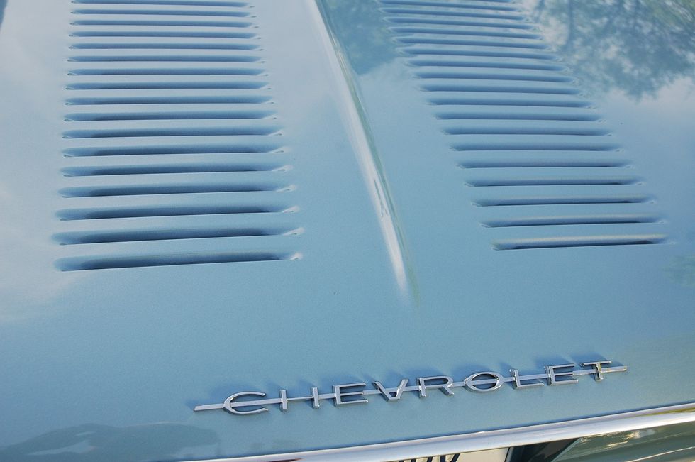Chevrolet Corvair-Kofferraumdeckel mit Lufteinlasslamellen.