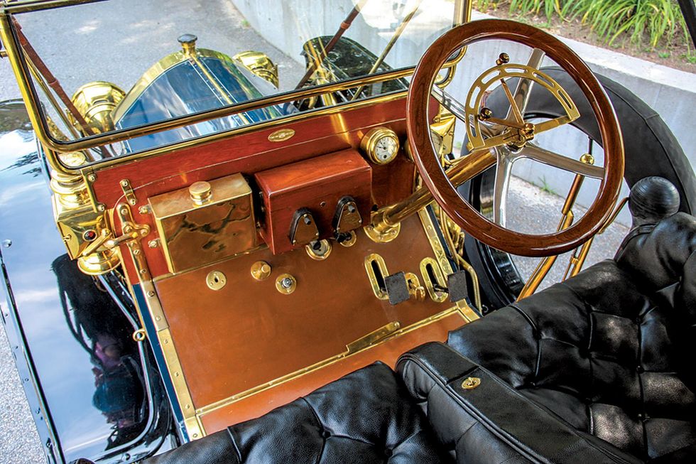 Farbige Nahaufnahme des Armaturenbretts und des Lenkrads eines Knox Model R Touring von 1910.