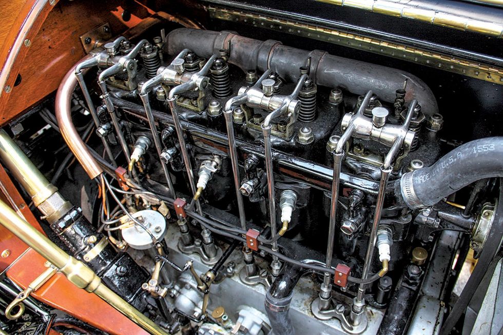 Farbige Nahaufnahme des Motorraums eines Knox Model R Touring von 1910.