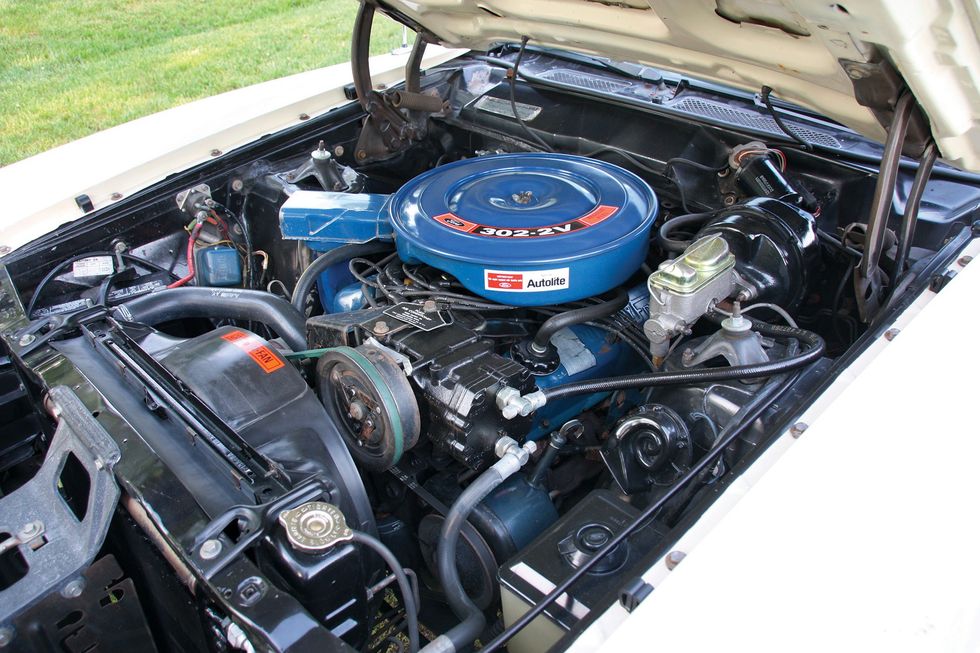 Farbige Nahaufnahme des Motorraums eines Ford Torino Brougham aus dem Jahr 1971.