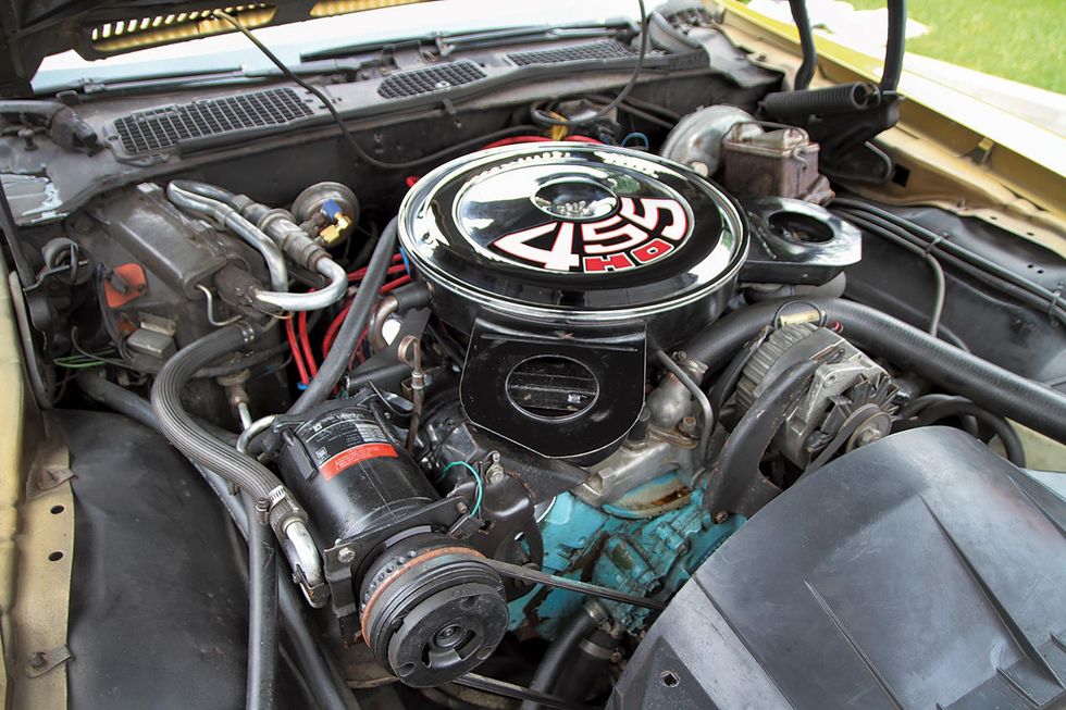 Farbige Nahaufnahme des Motorraums eines Pontiac Firebird Formula 455 von 1972