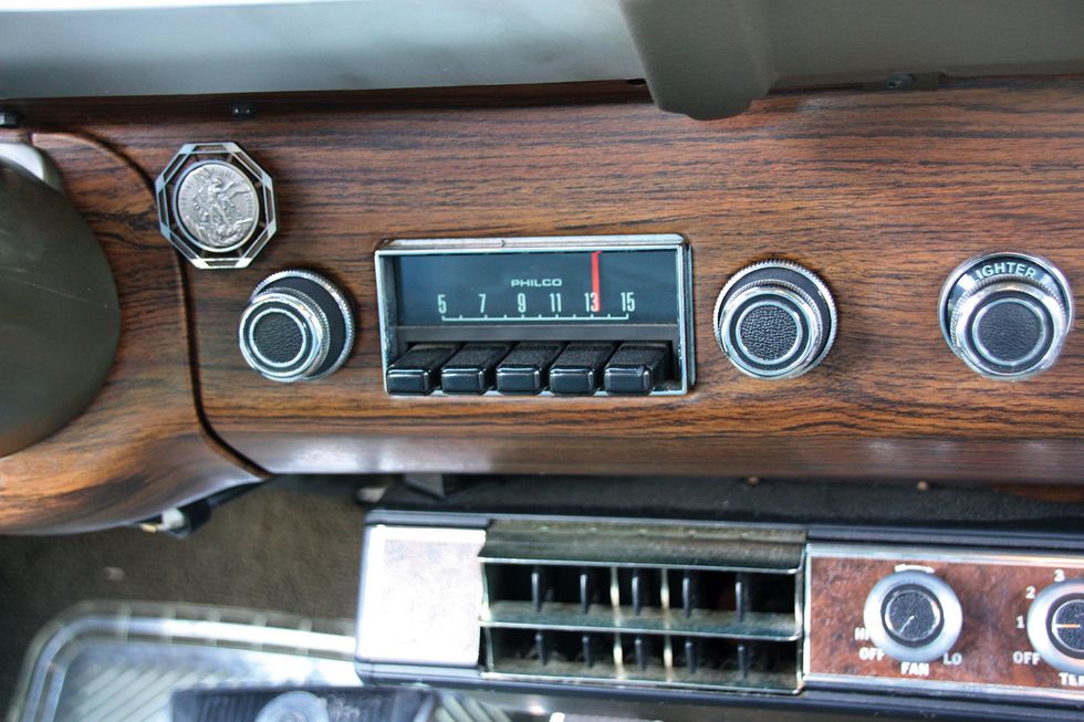 Farbige Nahaufnahme des Radios auf dem Armaturenbrett eines 1971er Ford Torino Brougham.