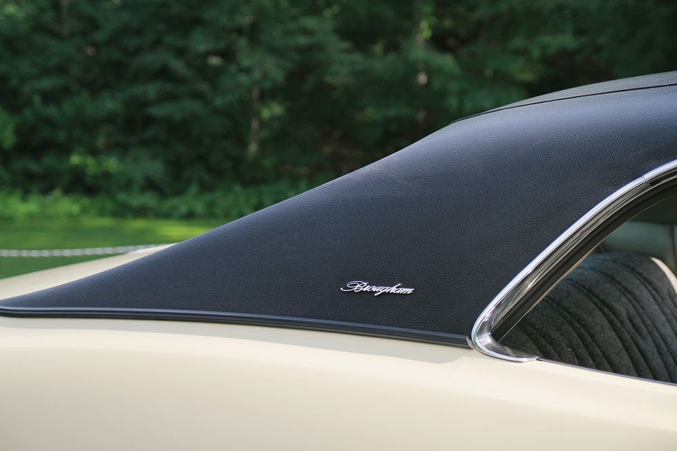 Farbige Nahaufnahme des Dachsäulenschriftzugs eines 1971er Ford Torino Brougham.