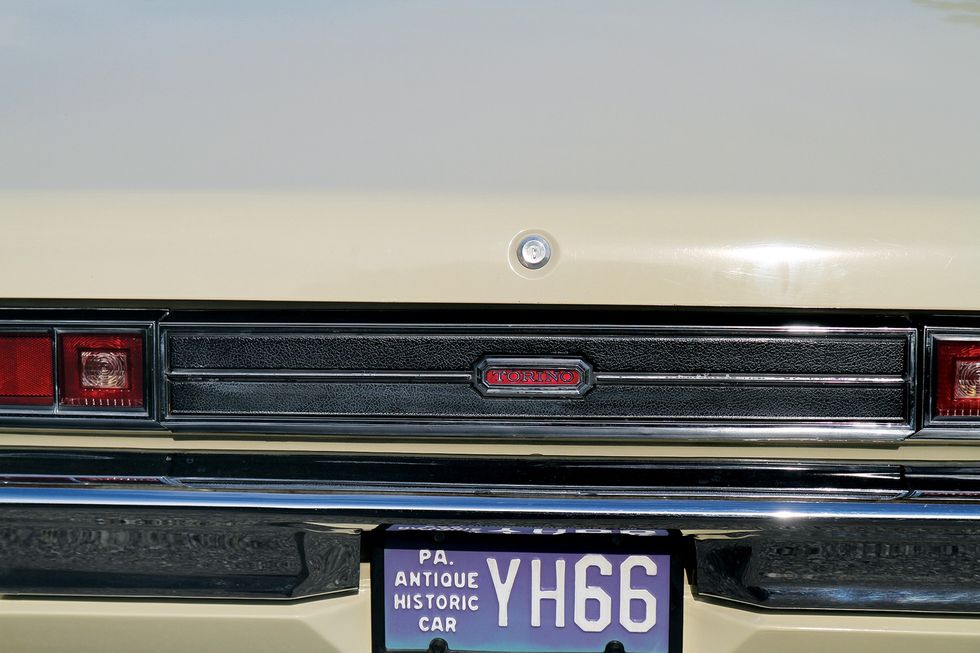 Farbige Nahaufnahme des Kofferraums und des hinteren Nummernschilds eines 1971 Ford Torino Brougham.