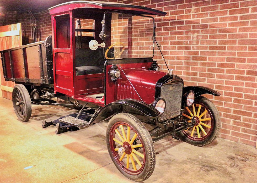 Farbbild eines Ford Model TT von 1917 mit Fahrerhaus und Kippmulde im Model T Museum.