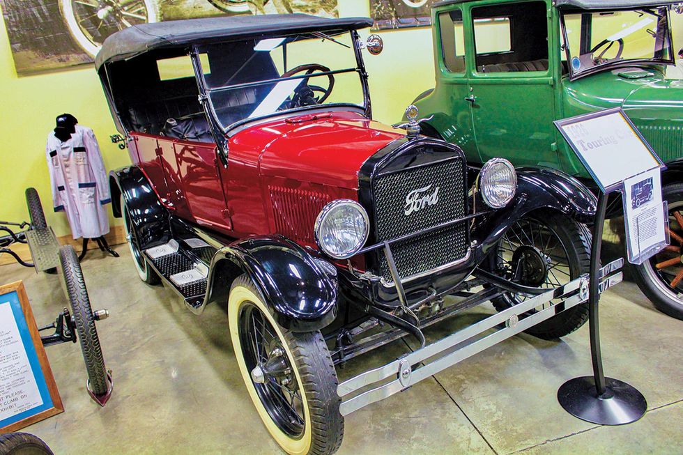 Farbbild eines Ford Model TT von 1926 im Model T Museum.