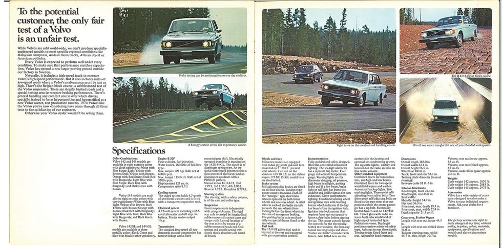 Farbbild des Volvo 140 von 1974 und seiner Spezifikationen in einer historischen Broschüre.