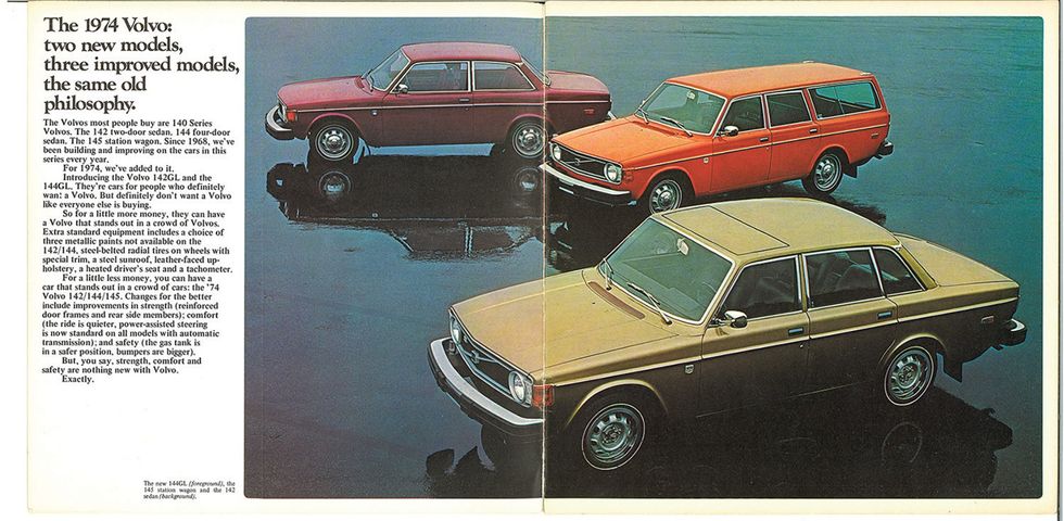 Farbbild der Volvo 140-Familie von 1974 in einer historischen Broschüre.