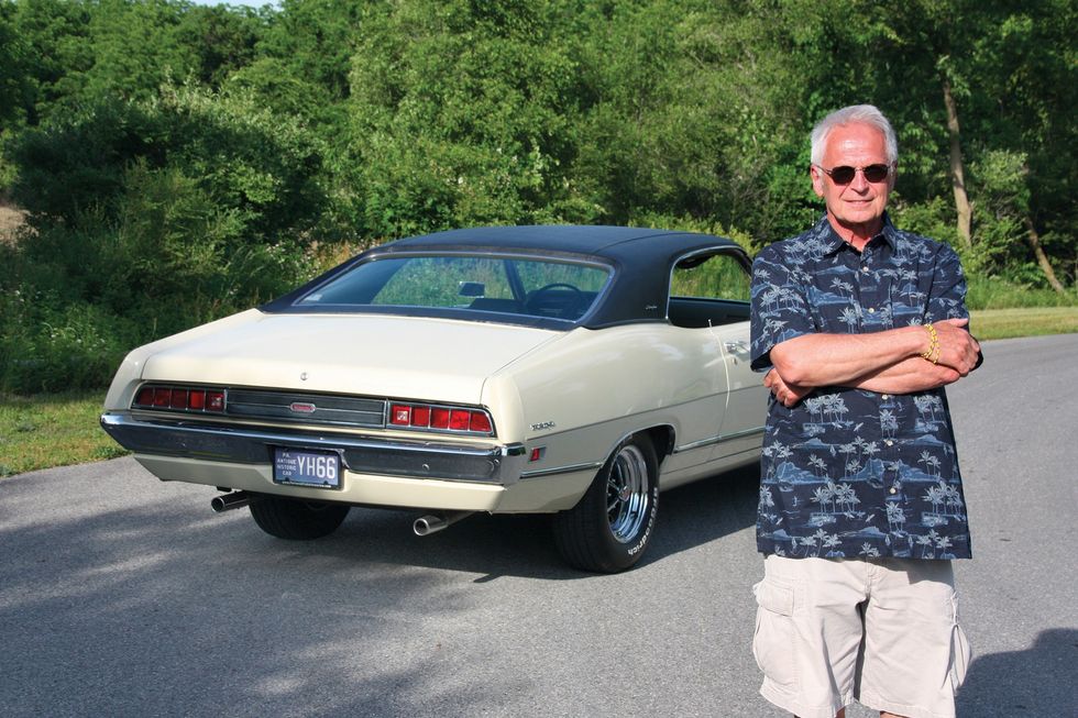 Farbbild des Besitzers vor seinem 1971er Ford Torino Brougham.