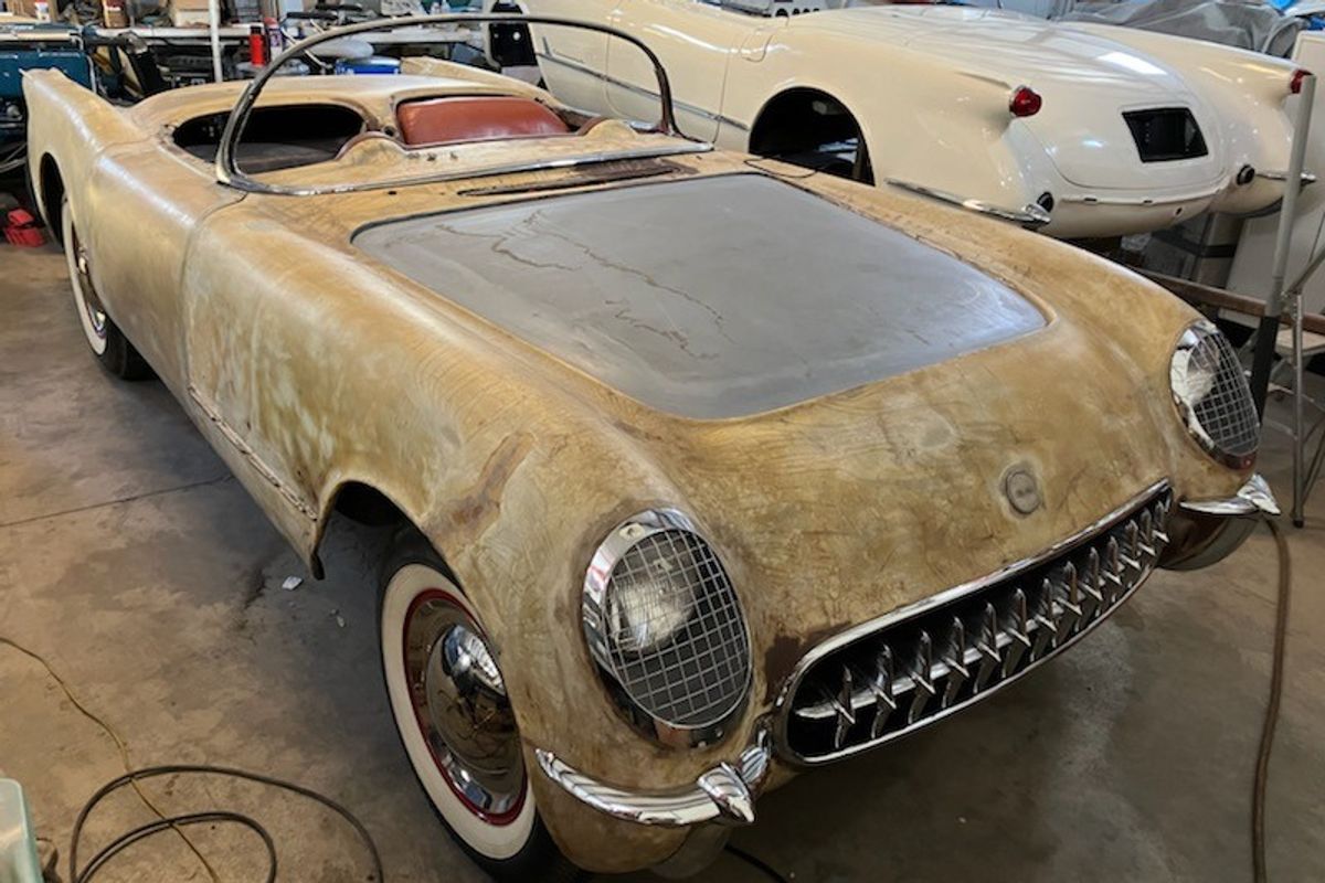 La toute première Corvette retrouvée ??  First-1953-corvette