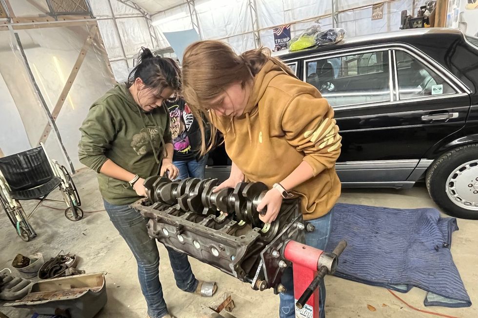 Installing the crankshaft in an inline-six engine