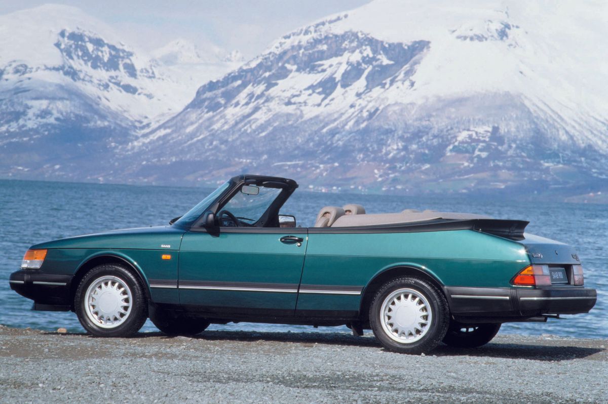 Saab 900 Convertible, left-hand profile skewed rear