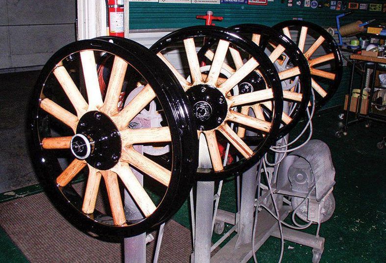 [1921-1940] 125 ans d'évolution ! Partie 2  - Page 4 Twelve-spoke-artillery-wheels-are-typical-of-the-mid-1920s-the-natural-wood-spokes-were-trendy-at-the-time-original-tires-wer