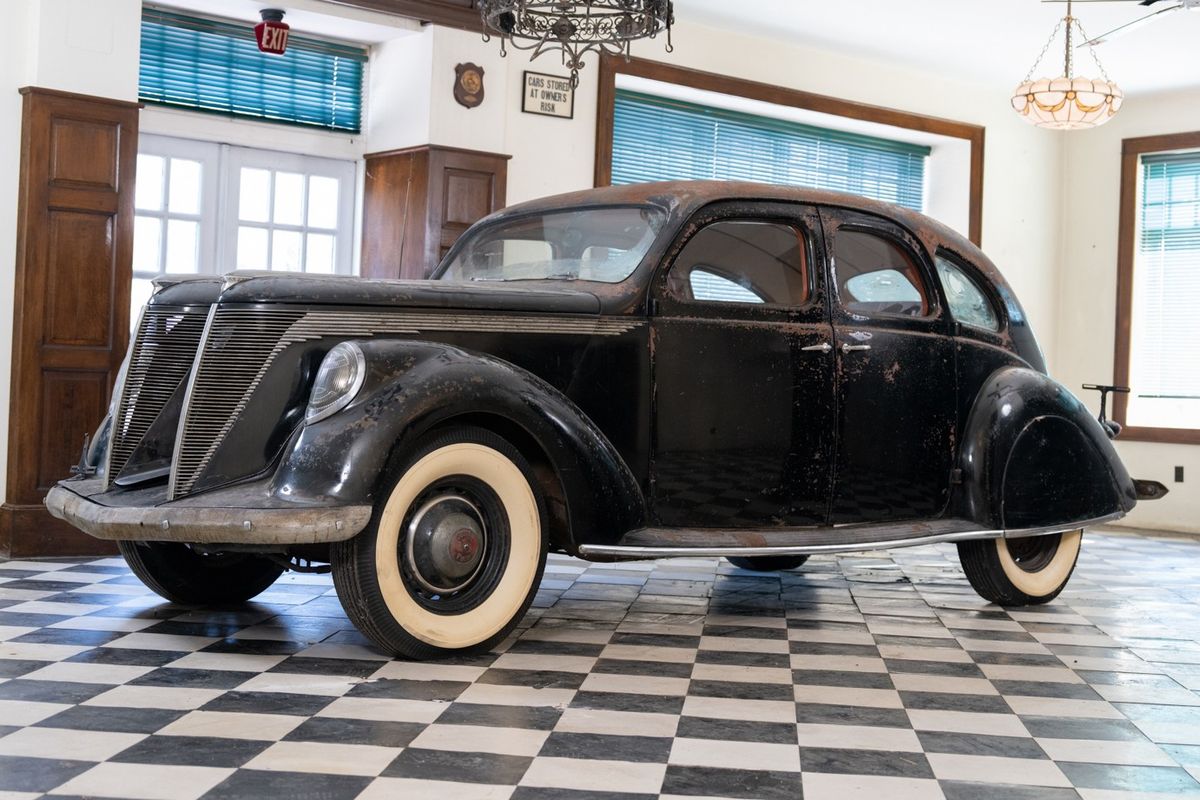 Twin-grille 1937 Lincoln Zephyr up for auction again